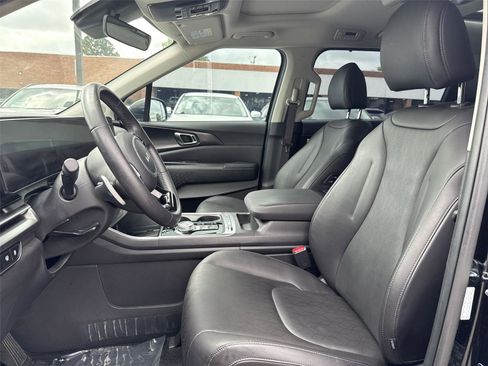 Used 2025 Kia Carnival SX w/ SX Dark Edition Package FWD image 11