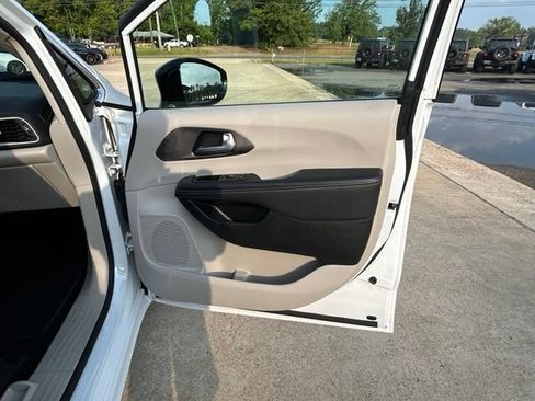 Used 2024 Chrysler Pacifica Touring-L FWD image 12