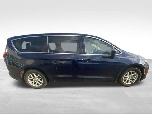 Used 2017 Chrysler Pacifica Touring image 14