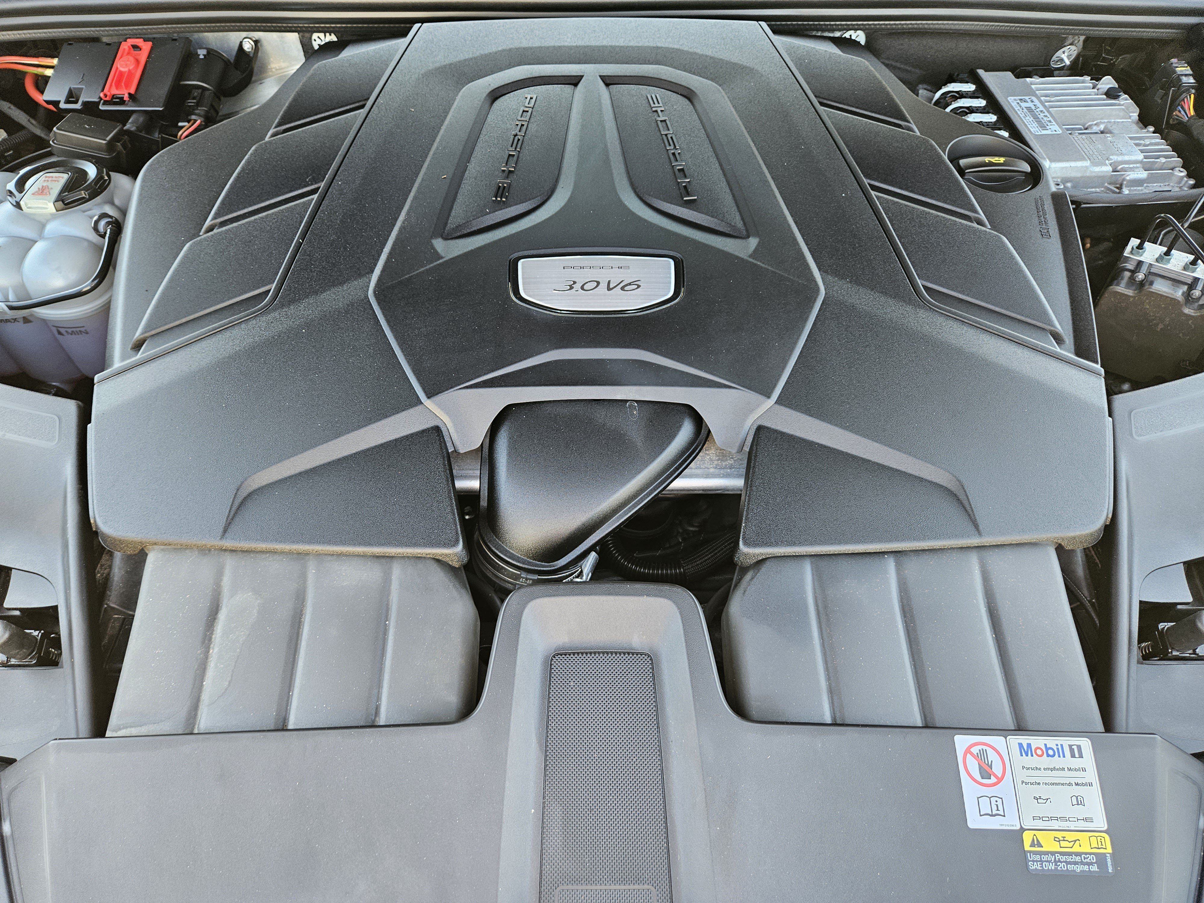 Certified 2023 Porsche Cayenne Coupe AWD/4WD image 30