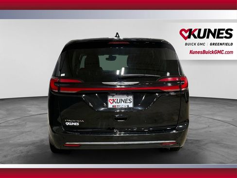 Used 2024 Chrysler Pacifica Touring-L FWD image 9