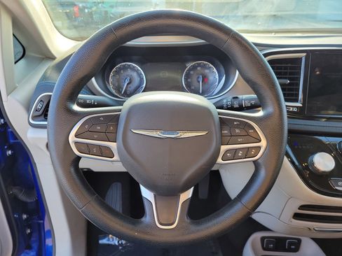 Used 2021 Chrysler Pacifica Touring FWD image 17