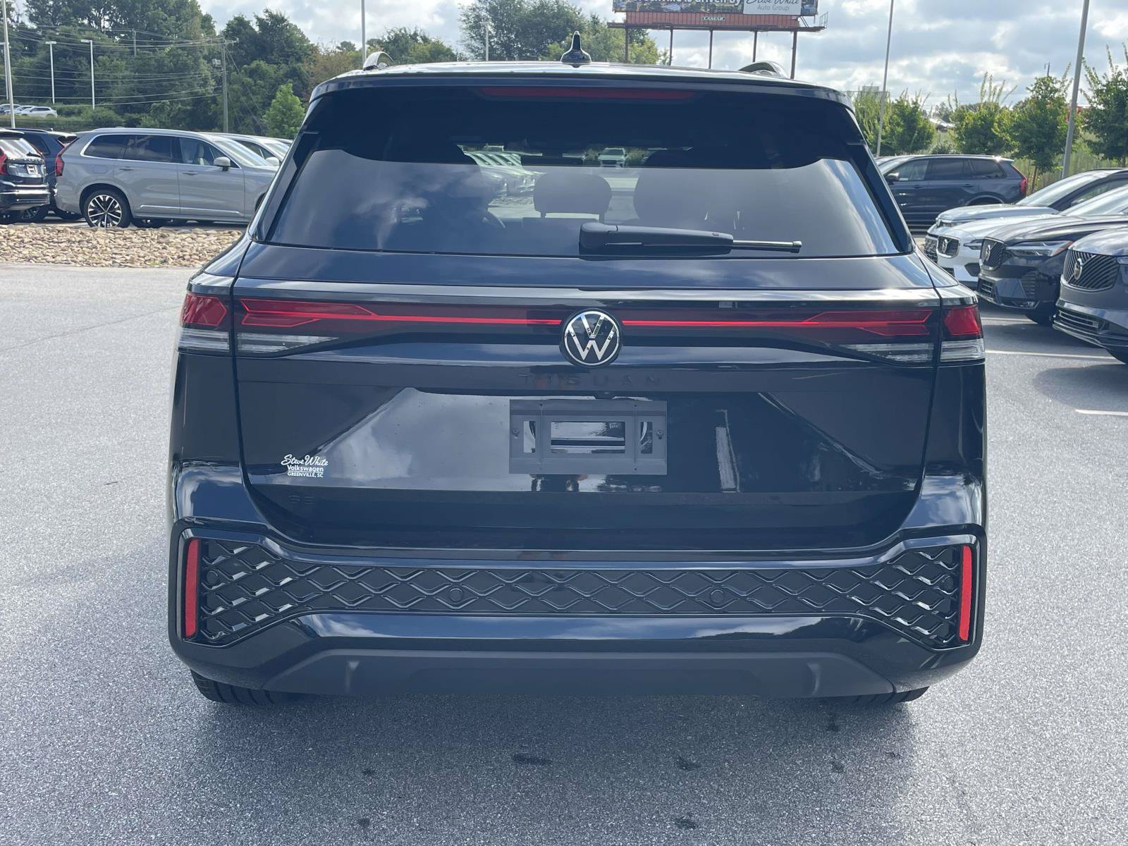 New 2026 Volkswagen Tiguan SE R-Line FWD image 6