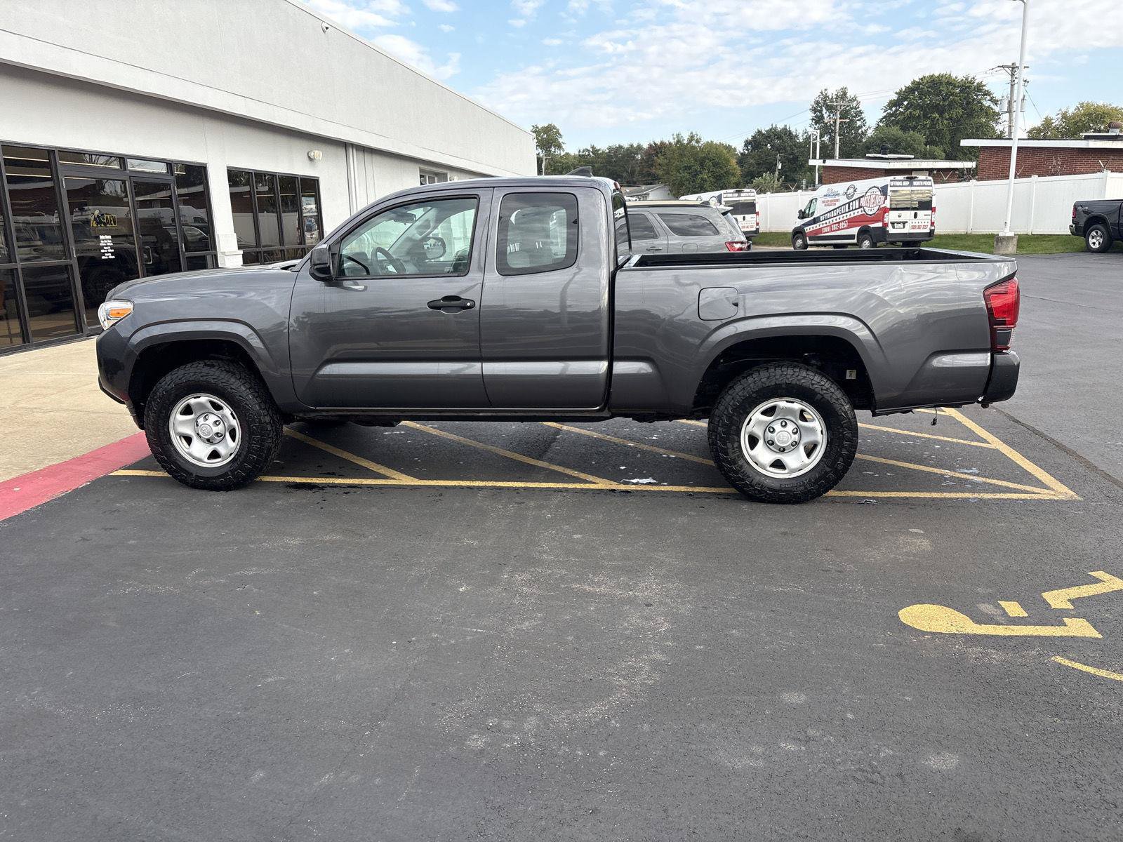 Used 2018 Toyota Tacoma SR AWD/4WD image 8