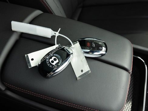 Used 2025 Bentley Bentayga V8 image 83