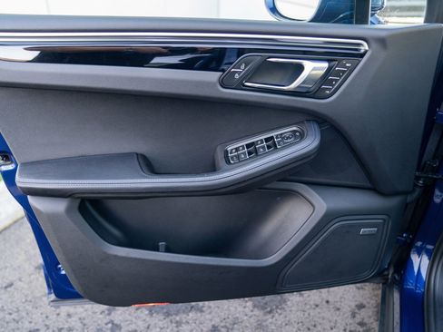 Certified 2024 Porsche Macan AWD/4WD image 10