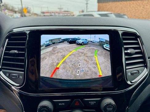 Used 2020 Jeep Grand Cherokee Altitude image 21