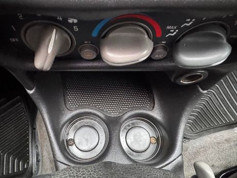 Used 2003 Pontiac Grand Am SE image 18