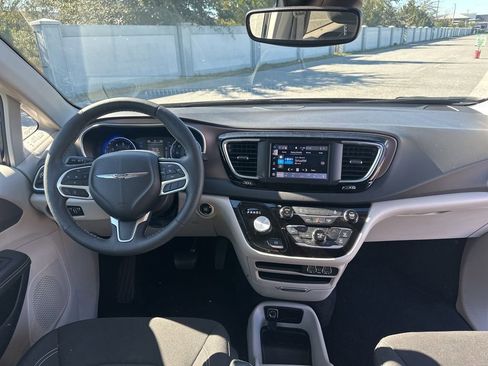 Used 2024 Chrysler Voyager LX image 20