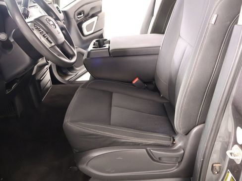 Used 2017 Nissan Titan SV w/ Heavy Duty GAWR Package AWD/4WD image 10