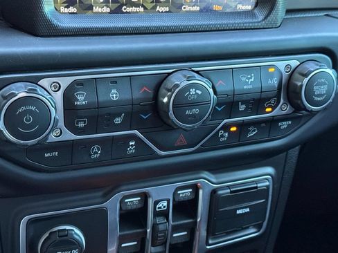 Used 2018 Jeep Wrangler Unlimited Sahara AWD/4WD image 22