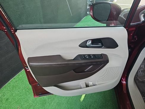 Used 2017 Chrysler Pacifica Touring-L Plus w/ Tire & Wheel Group FWD image 29