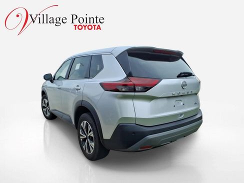 Used 2022 Nissan Rogue SV FWD image 2
