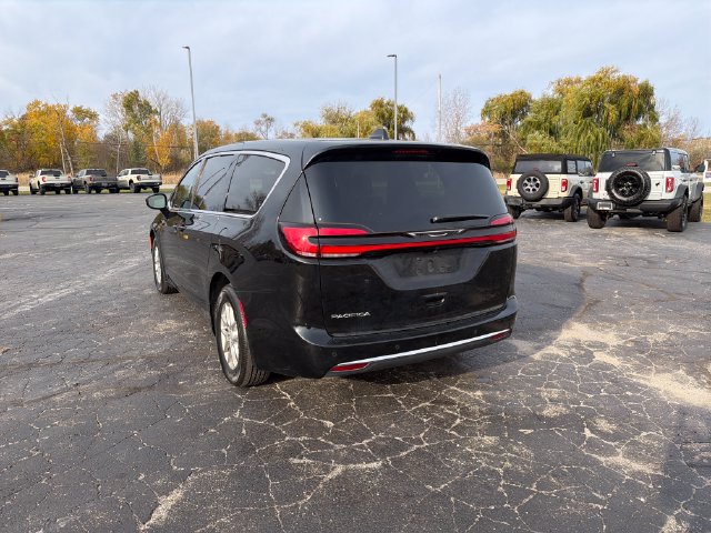 Used 2027 Chrysler Pacifica Select FWD image 4