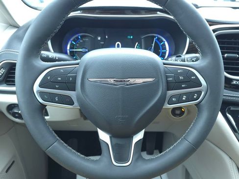 Certified 2022 Chrysler Pacifica Limited FWD image 32