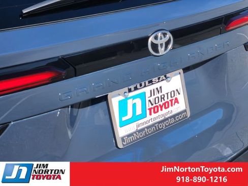 Used 2025 Toyota Grand Highlander AWD image 12