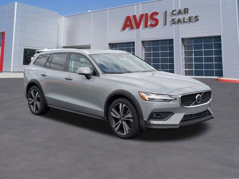 Used 2025 Volvo V60 B5 Cross Country Plus image 3