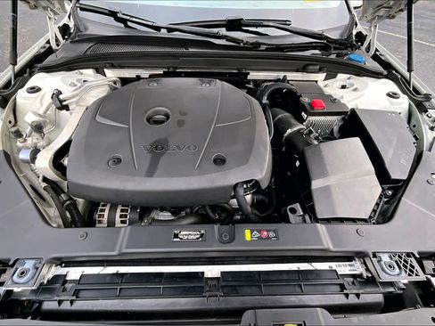 Used 2020 Volvo V60 T5 Momentum image 32
