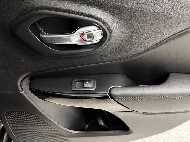 Used 2021 Jeep Cherokee Latitude Plus FWD image 47