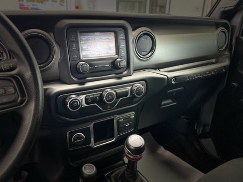 Used 2019 Jeep Wrangler Sport AWD/4WD image 18