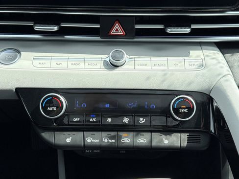 Certified 2025 Hyundai Elantra Limited FWD image 7