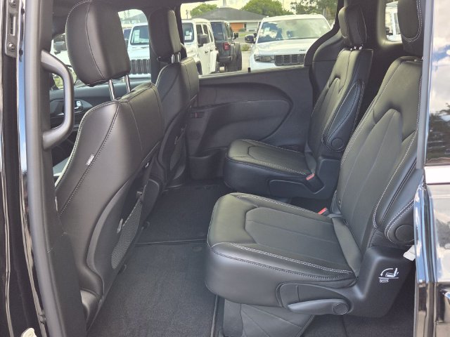 New 2027 Chrysler Pacifica Select FWD image 12
