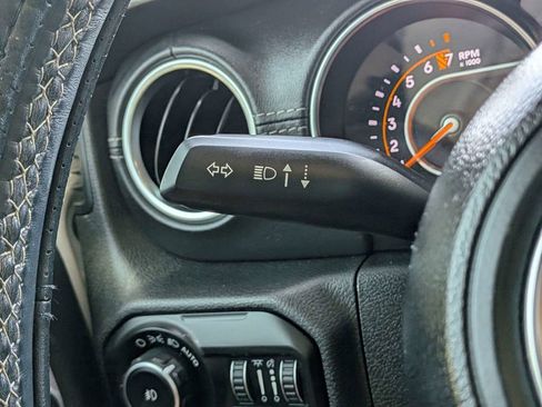 Used 2019 Jeep Wrangler Unlimited Sahara w/ Dual Top Group AWD/4WD image 29