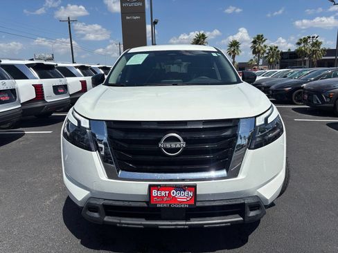 Used 2024 Nissan Pathfinder S FWD image 2