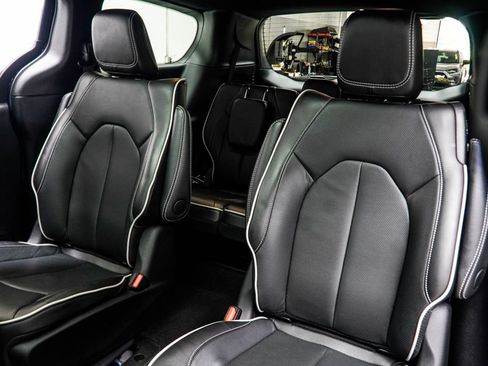Used 2025 Chrysler Pacifica Premium FWD image 41
