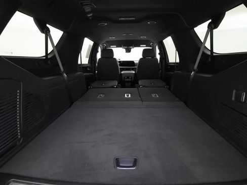 Used 2025 Chevrolet Suburban High Country image 25