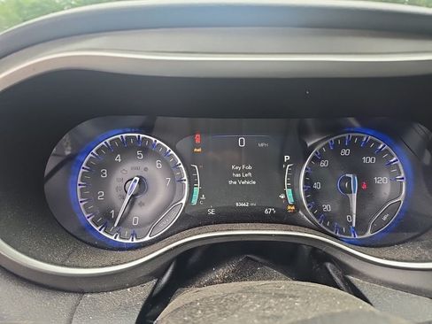 Used 2022 Chrysler Pacifica Touring-L FWD image 8