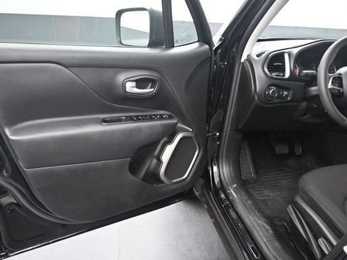 Used 2023 Jeep Renegade Latitude AWD/4WD image 17