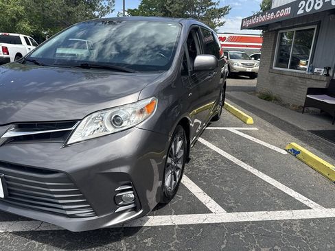 Used 2018 Toyota Sienna XLE w/ XLE Navigation Package AWD/4WD image 9