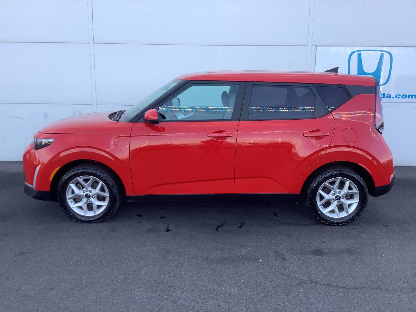 Used 2024 Kia Soul LX w/ Option Group 015 FWD image 3