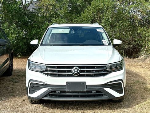 Used 2022 Volkswagen Tiguan SE w/ Panoramic Sunroof Package FWD image 2