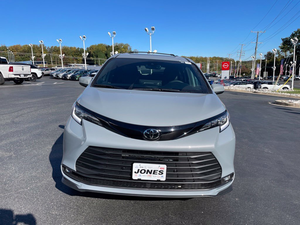 New 2026 Toyota Sienna XLE Woodland Edition AWD/4WD image 3