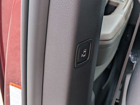 Used 2025 Kia Carnival FWD image 24