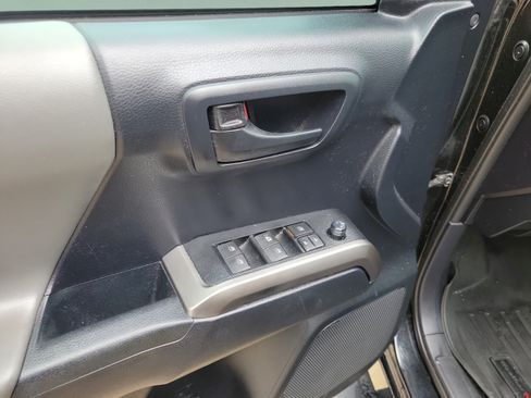 Used 2019 Toyota Tacoma SR5 AWD/4WD image 9