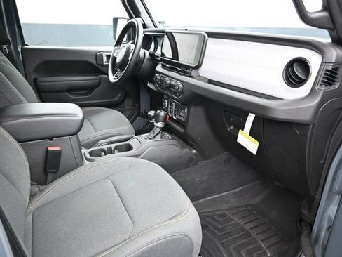 Used 2025 Jeep Gladiator Sport AWD/4WD image 17