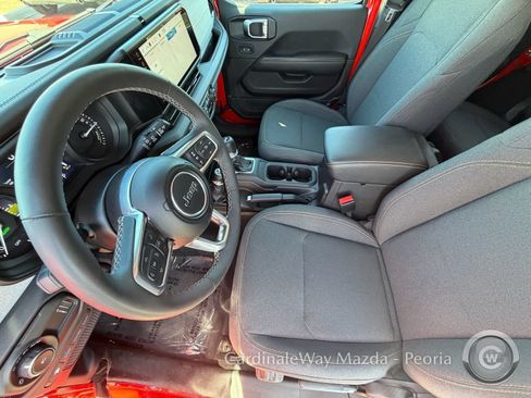 Used 2025 Jeep Wrangler Unlimited Sahara AWD/4WD image 16