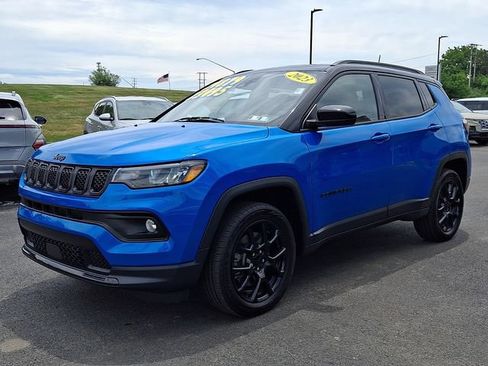 Used 2023 Jeep Compass Latitude w/ Sun and Sound Group AWD/4WD image 3