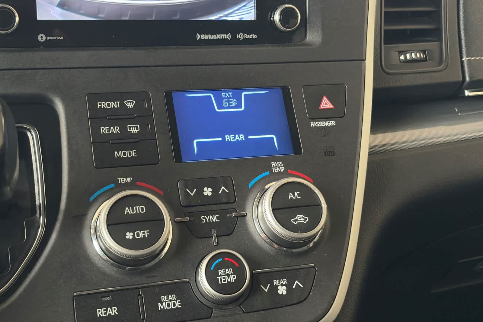 Used 2020 Toyota Sienna SE w/ Preferred Accessory Package FWD image 23