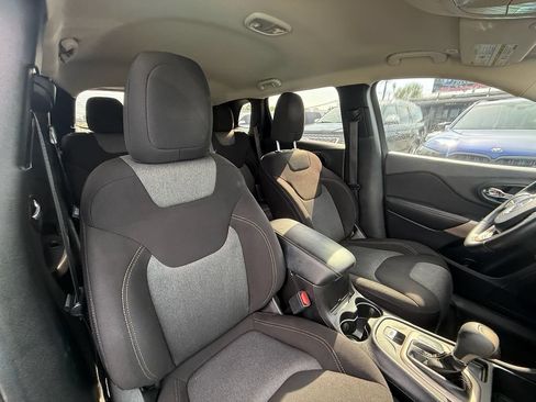 Used 2018 Jeep Cherokee Latitude w/ Altitude Package FWD image 24