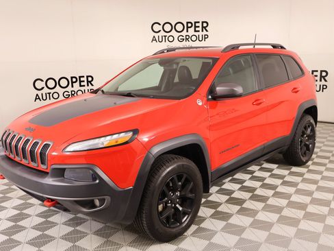 Used 2018 Jeep Cherokee Trailhawk AWD/4WD image 10