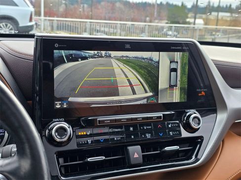 Used 2020 Toyota Highlander Platinum image 24