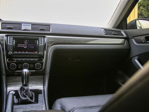 Used 2018 Volkswagen Passat 2.0T SE image 10