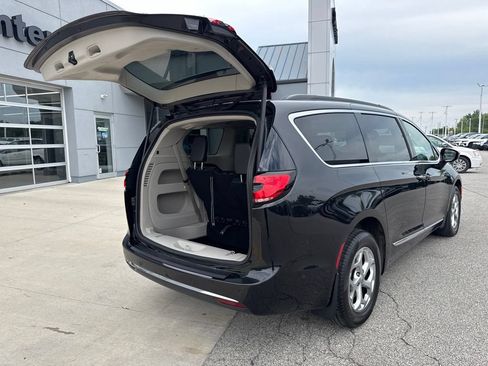 Used 2023 Chrysler Pacifica Limited AWD/4WD image 15