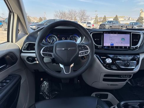 Certified 2023 Chrysler Pacifica Touring-L image 16