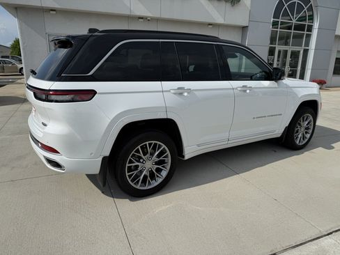 Used 2024 Jeep Grand Cherokee Summit w/ Luxury Tech Group V AWD/4WD image 8