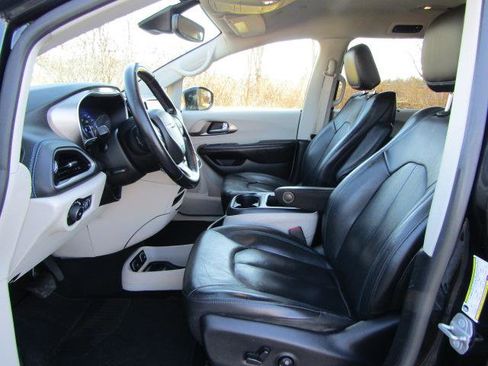 Used 2021 Chrysler Pacifica Touring-L image 10